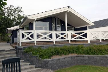 Bild: Blick-vom-Garten-zum-Haus