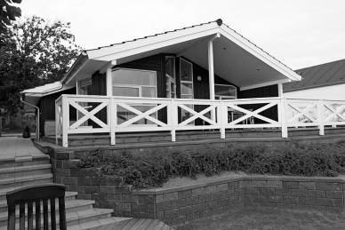 Bild: Blick-vom-Garten-zum-Haus