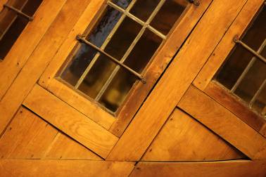 Bild: Wendeltreppenholzfenster